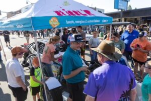 Antigo-Race-Bubblr-IMG_5814 Michael Meister talks with older fan in front of off road car